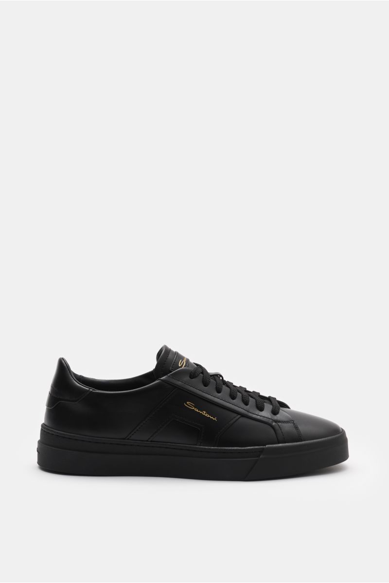 Side view of Santoni Sneaker 'Double Buckle' schwarz in black smooth leather with seven-eyelet lacing, round toe, tonal overlays, emblem, padded collar, leather lining, flexible rubber sole, and logo on sole. Den klassichen Tennissneaker interpretiert SAN