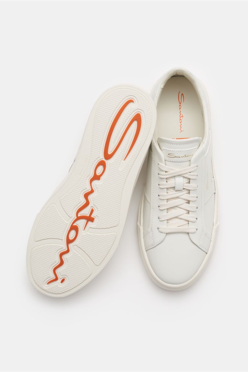 Santoni Sneaker 'Double Buckle' weiß shown from top and sole view, classic tennis sneaker style with smooth leather, seven-eyelet lacing, rounded toe, tonal overlays and emblem, padded collar, leather lining, flexible rubber sole, and signature on sole.