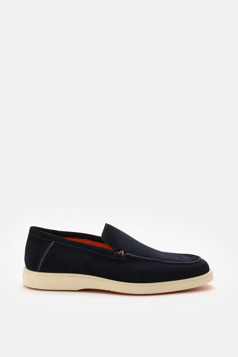 Side view of Santoni Loafer 'Detroit' navy made of smooth navy suede with a narrow silhouette, subtle color gradient, decorative stitching on the toe cap, leather lining, and a light, flexible rubber sole adding a modern, comfortable twist.
