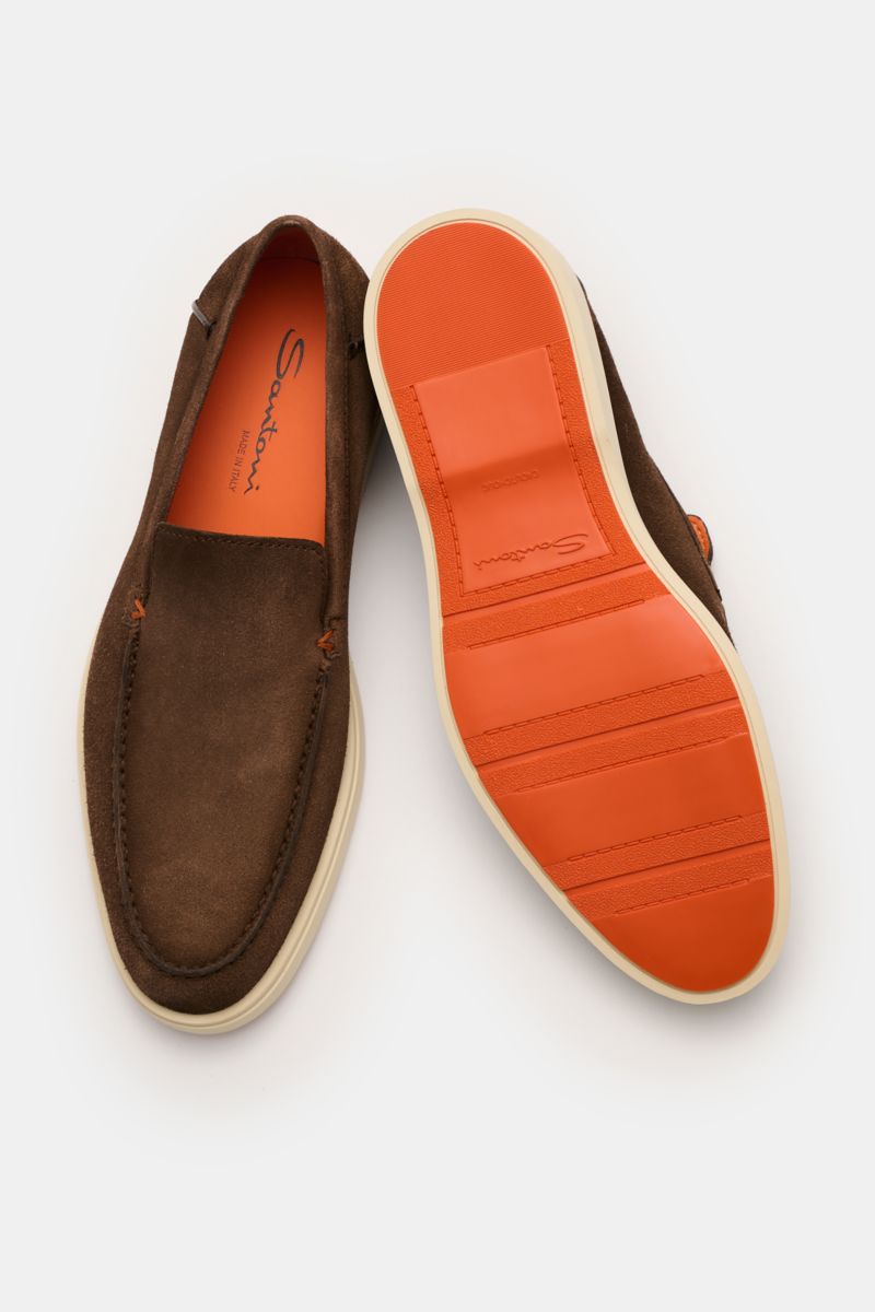 Santoni Loafer 'Detroit' braun aus geschmeidigem Veloursleder, schmal zulaufend, mit Ziernaht und hellem Kautschuksohlenprofil, frontal und von unten.