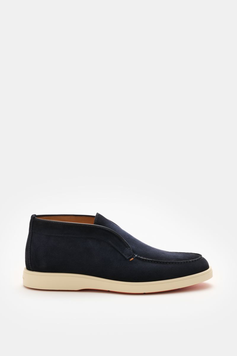 Santoni Desert Boot 'Detroit' navy shown from the side, made of smooth navy suede with a slim silhouette, decorative front cap seam, subtle contrasting stitching, leather lining, and flexible beige rubber sneaker-style sole for comfort and modern look.