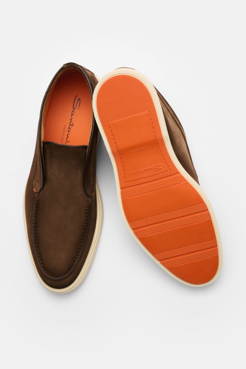 Top view of Santoni Desert Boot 'Detroit' braun in smooth brown suede with flexible orange rubber sole, narrow silhouette, and leather lining.

Desert Boot aus geschmeidigem Veloursleder von SANTONI: Die flexible Gummisohle im Sneaker-Stil sorgt sowohl