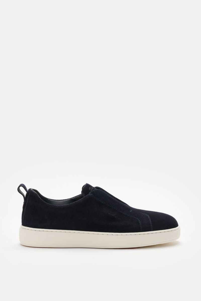 Side view of Santoni Slip-on-Sneaker 'Victory' navy in smooth suede with elastic tongue, subtle logo, leather lining, and lightweight rubber sole.

Description with included content: SANTONI kann auch praktisch und komfortabel sein: Der Slip-on-Skneake