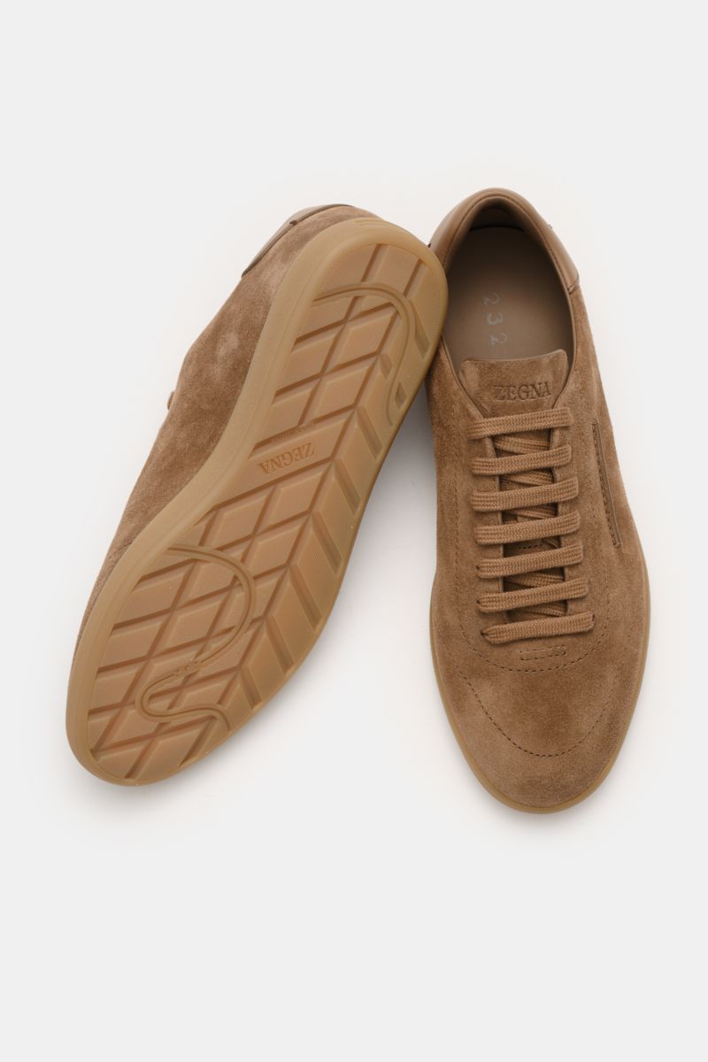 Zwei Zegna Sneaker braun aus Veloursleder, eine Draufsicht zeigt Schnürung, runde Kappe, die andere Sohle mit ZEGNA-Prägung, Lederfutter.