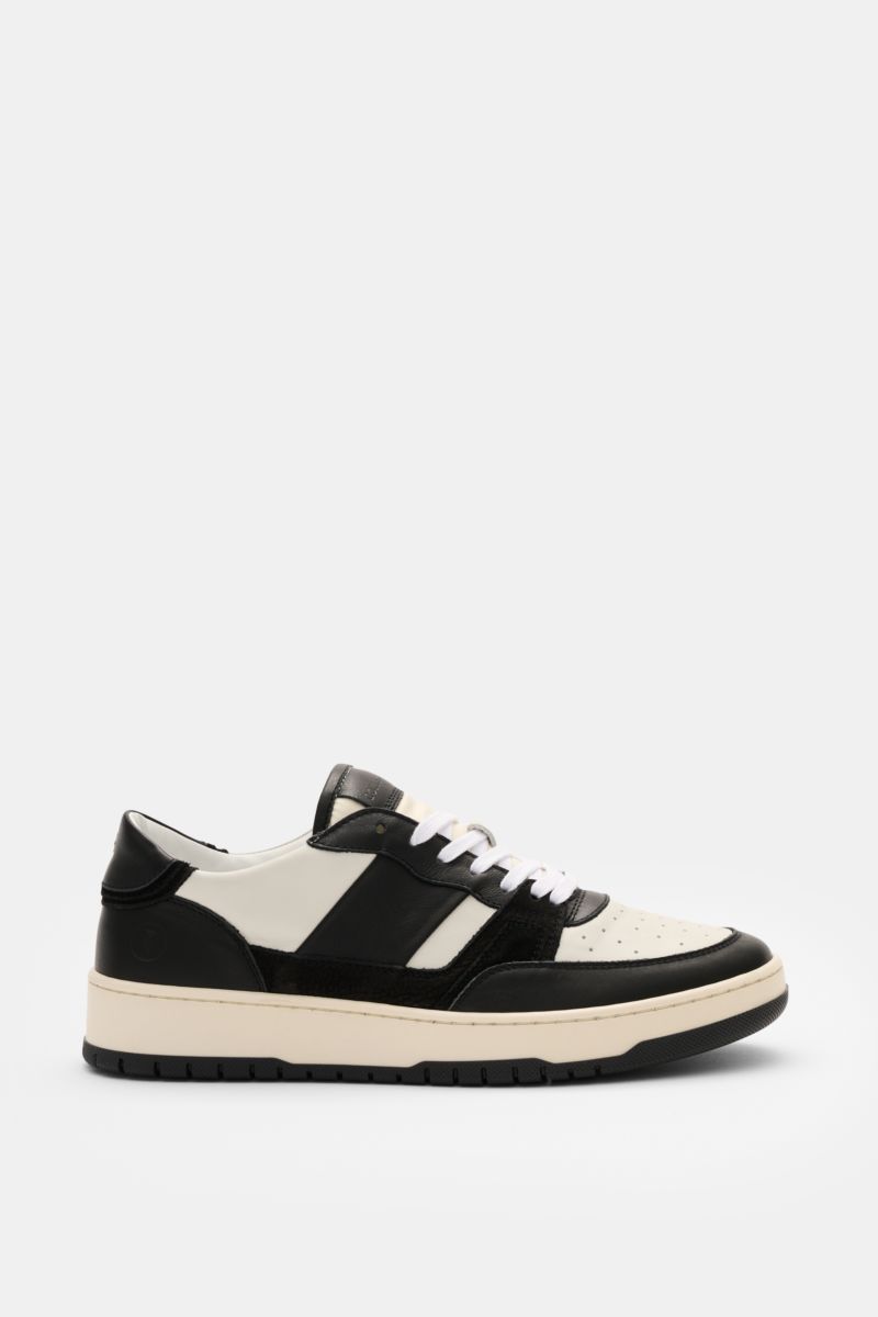Collegium Sneaker 'Pillar Alpha' offwhite/schwarz in Seitenansicht, feines Glattleder, Velours-Overlays, sieben Loch Schnürung, Lederfutter, Gummisohle.