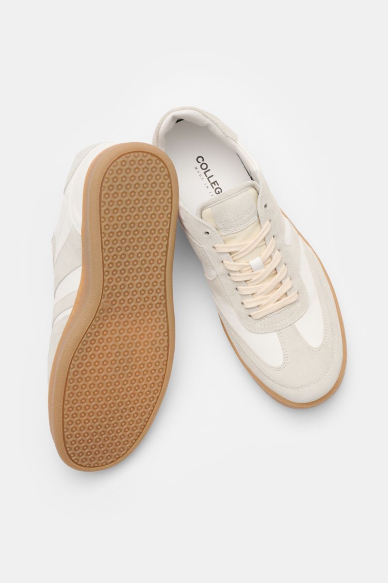 Collegium Sneaker 'Pillar Court III' weiß/hellgrau, von oben fotografiert mit sichtbarer Gummisohle, Velours- und Nubukleder, 7-Loch-Schnürung.