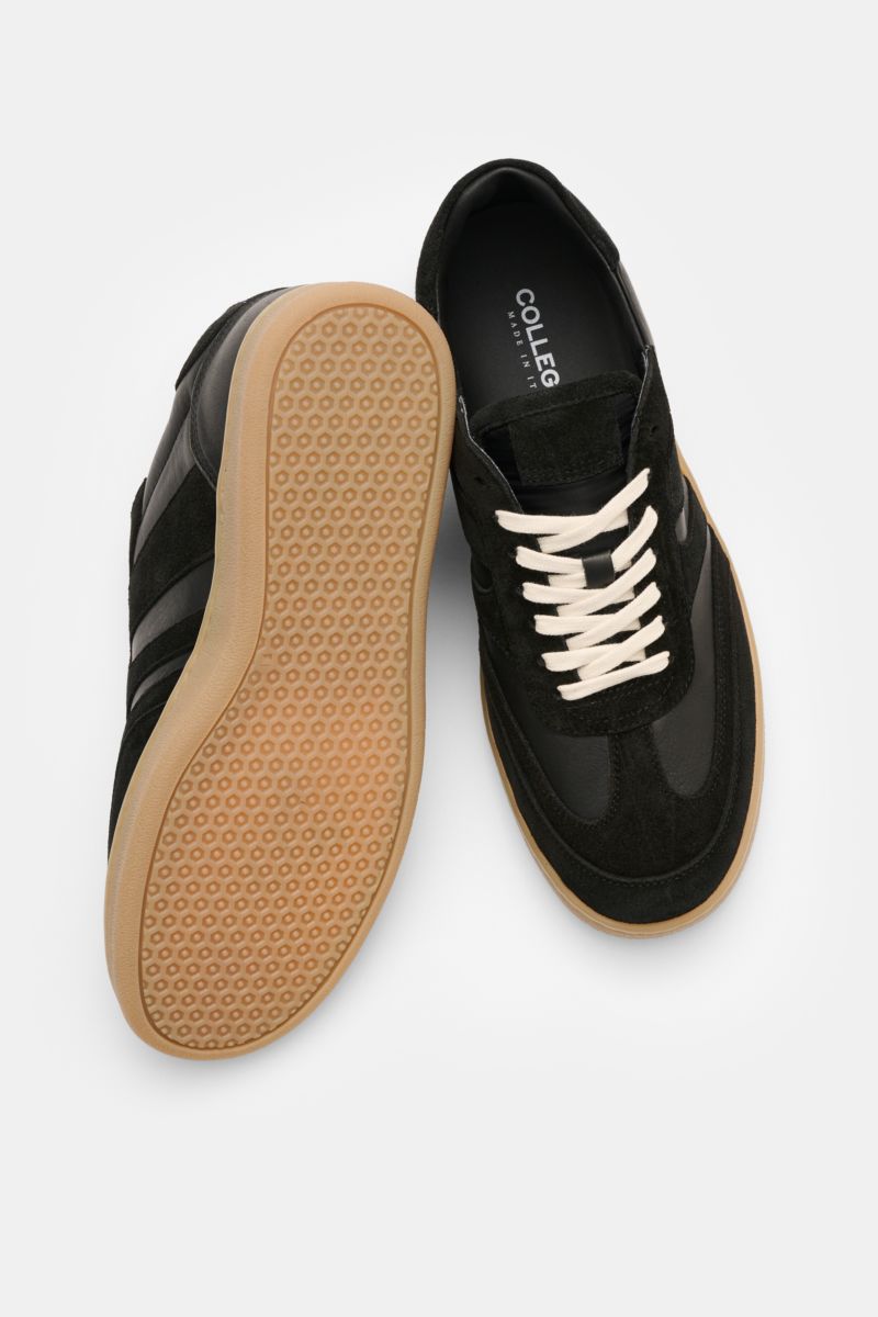 Collegium Sneaker 'Pillar Court III' schwarz, von oben fotografiert, mit Velours- und Glattleder, weißer Schnürung, Gummisohle und Lederfutter.