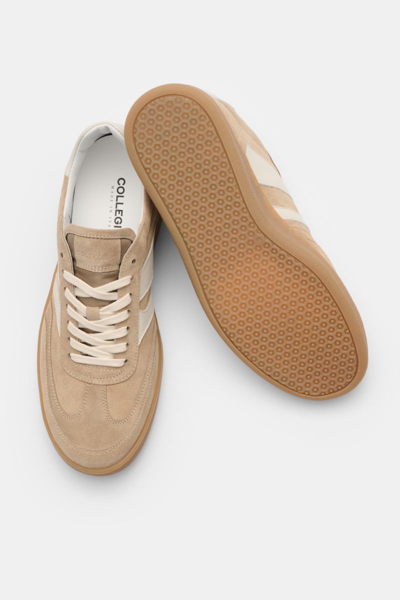 Collegium Sneaker 'Pillar Court III' beige/offwhite, handgefertigt, Velours- und Glattleder, Schnürung, flexible Gummisohle, Draufsicht.