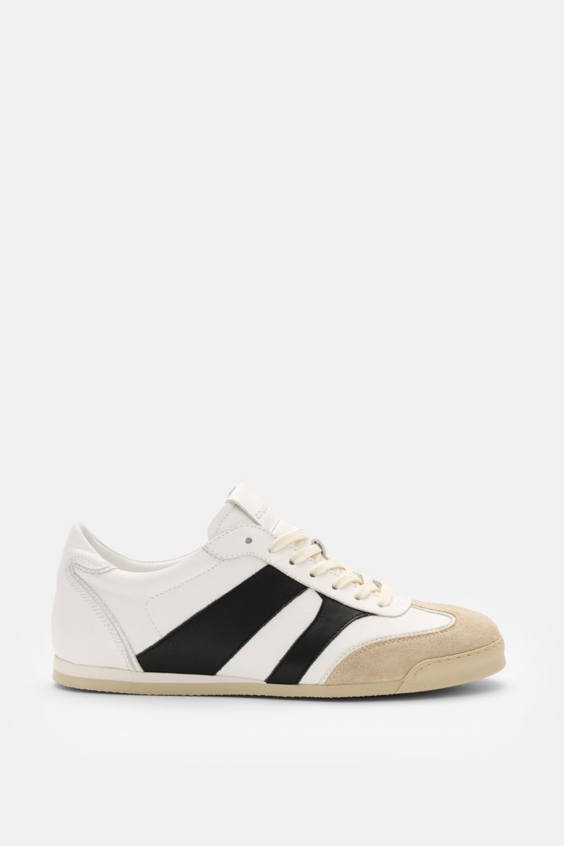 Collegium Sneaker 'Pillar Pista' offwhite/schwarz/beige seitlich fotografiert mit Nubukleder, schwarzem Overlay, gepolstertem Schaftrand und flexibler Gummisohle.