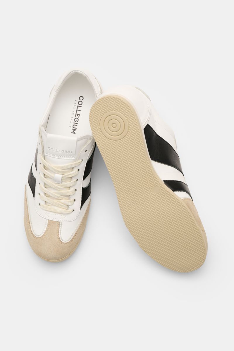 Collegium Sneaker 'Pillar Pista' offwhite/schwarz/beige, seitlich von oben, Nubukleder, runde Kappe, 7-Loch-Schnürung, Lederfutter, Gummisohle.