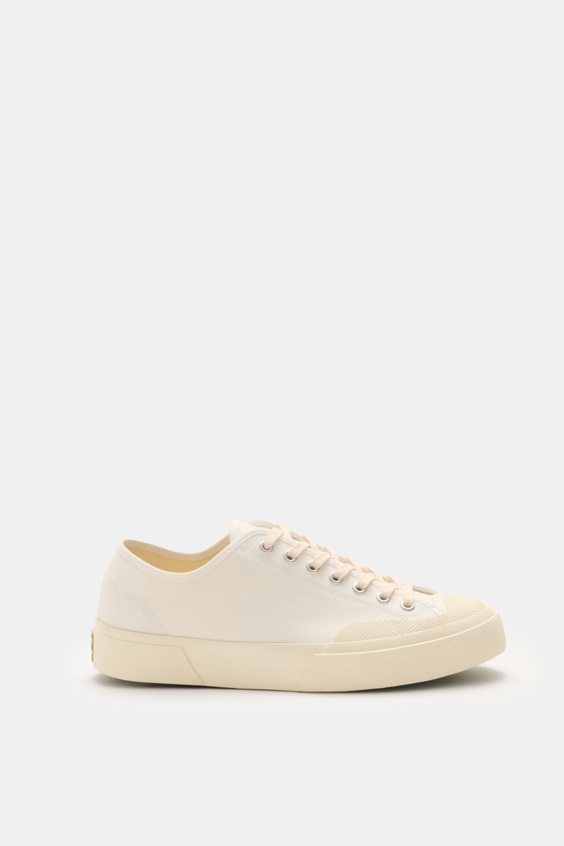 Side view of the Superga Sneaker 'Works' offwhite, inspired by 1970s workwear with breathable cotton canvas, seven-eyelet lacing, cotton lining, and flexible rubber sole. Inspiriert vom Workwear-Look der 1970er-Jahre: Der 'Works' Sneaker von SUPERGA au