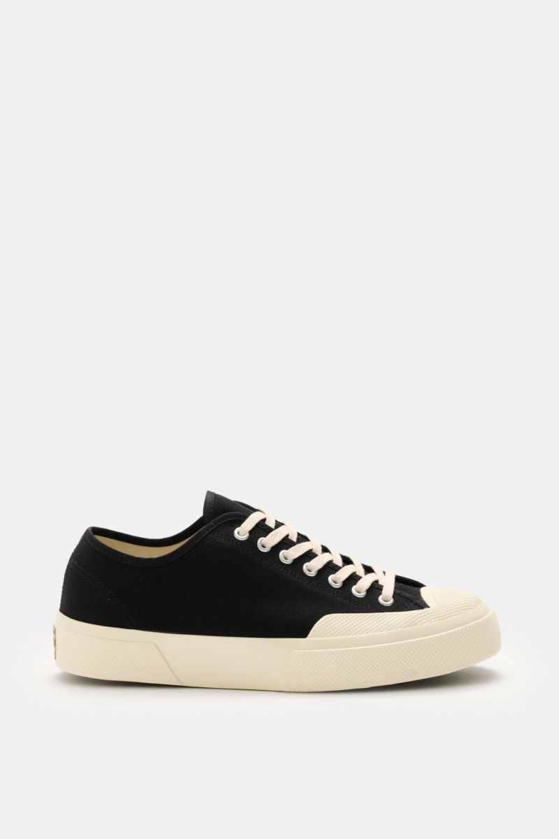 Side view of Superga Sneaker 'Works' schwarz/offwhite in black cotton canvas with off-white rubber sole and seven-hole lacing. Inspired by 1970s workwear look, featuring robust cotton canvas, seven-hole lacing, cotton lining, and flexible rubber sole.