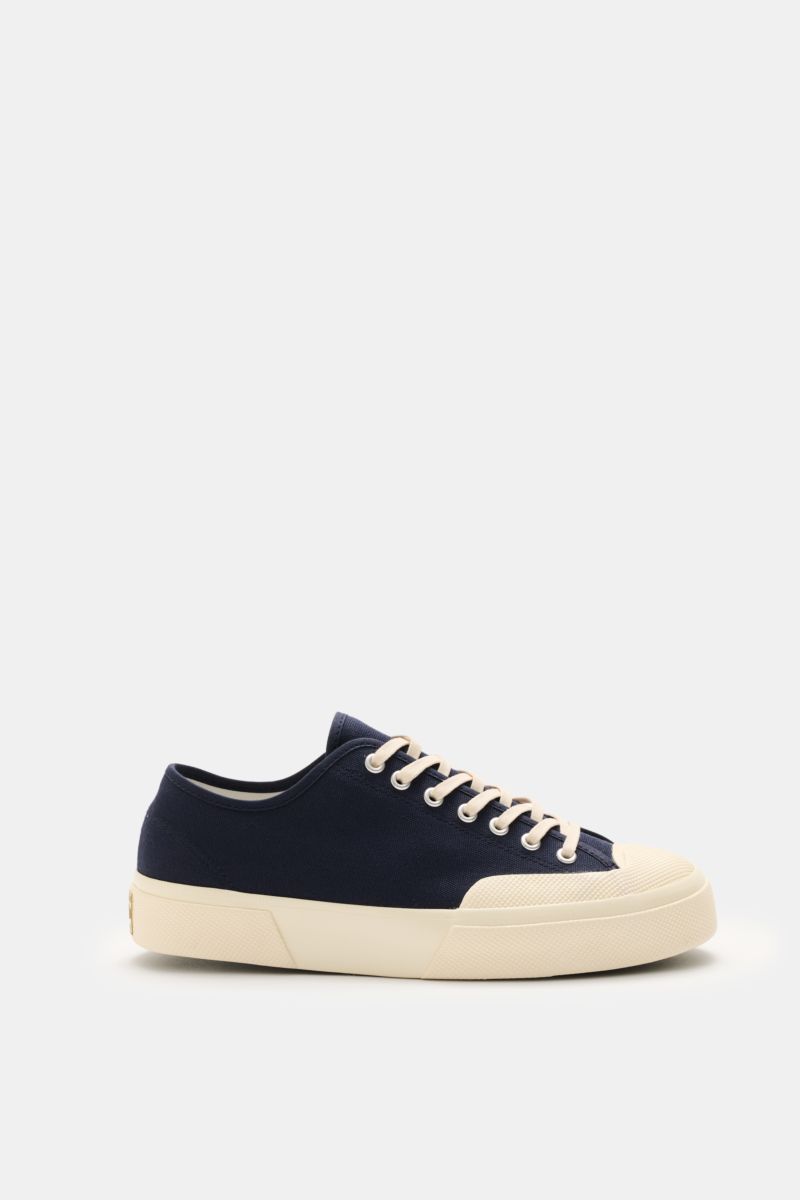 Side view of Superga Sneaker 'Works' navy/offwhite in breathable navy cotton canvas with offwhite rubber sole and seven-eyelet lacing.

Description: Inspiriert vom Workwear-Look der 1970er-Jahre: Der 'Works' Sneaker von SUPERGA aus atmungsaktivem Baumw