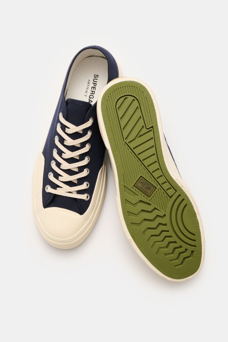 Top and sole view of Superga Sneaker 'Works' navy/offwhite, inspired by 1970s workwear, made of robust cotton canvas with seven-hole lacing, cotton lining, and flexible green rubber sole.
