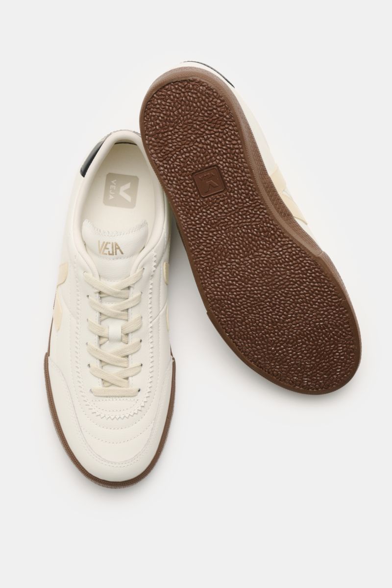 Veja Sneaker 'Panenka O.T.' weiß/schwarz/braun shown from top and sole view; made of smooth Organic Traced leather with overlays, six-hole lacing, padded collar, logo print tongue, textile lining, and flexible brown rubber sole, blending football heritage