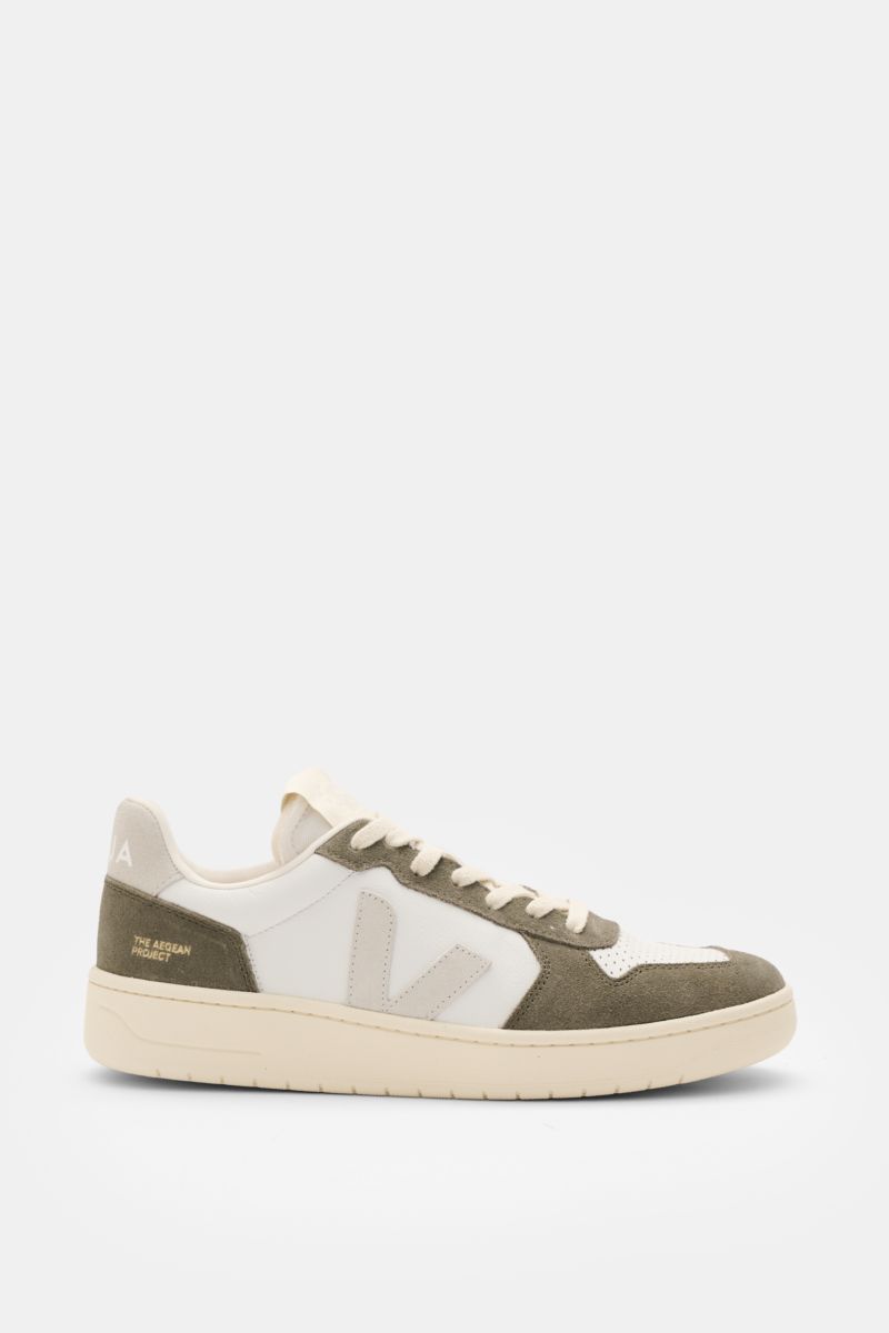 Side view of Veja Sneaker 'V-82' offwhite/taupe/hellgrau featuring sustainable leather, perforated rounded toe, seven-eyelet lacing, padded collar with logo, suede overlays, contrasting V-overlay, jersey lining, and recycled rubber sole, highlighting Fren