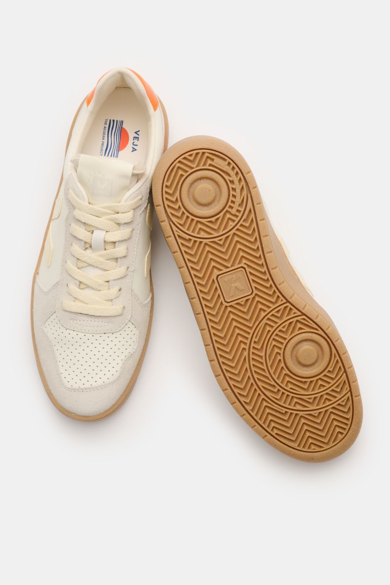 Veja Sneaker 'V-82 Pure Calcaire Fury' offwhite/sand/orange, von oben fotografiert, mit softem Leder, perforierter Vorderkappe, Velours-Overlays, Jersey-Innenfutter und recycelter Kautschuksohle.