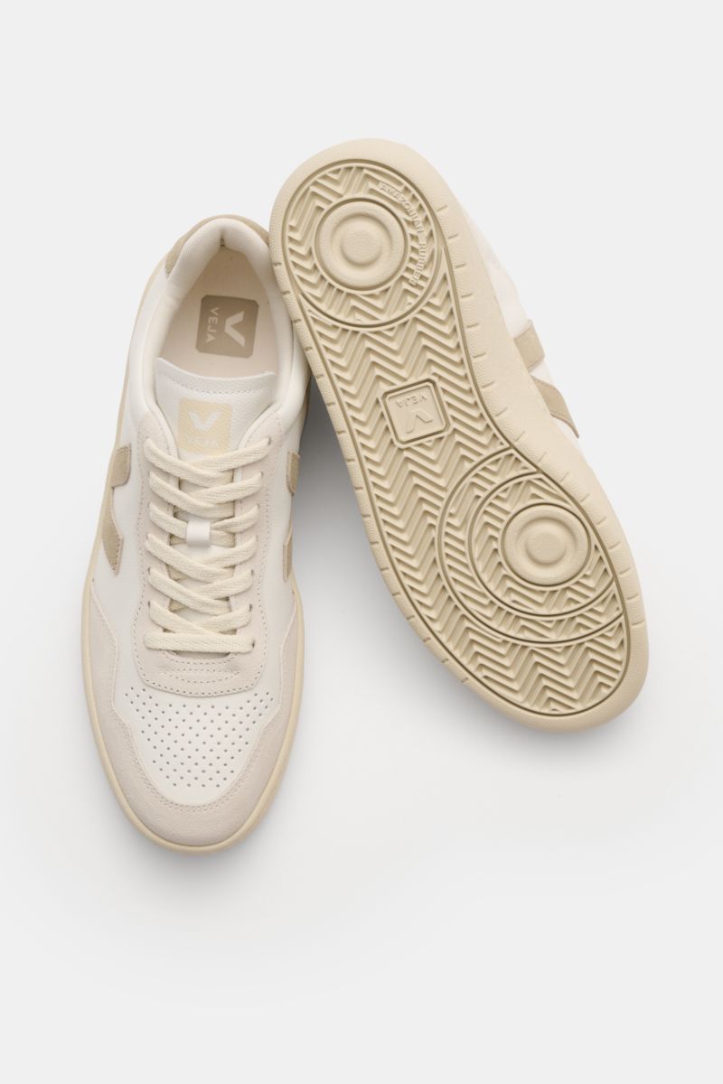 Veja Sneaker 'V-90 O.T. Leather' offwhite/taupe aus nachhaltigem Leder, runde perforierte Vorderkappe, sieben-Loch-Schnürung, gepolsterter Schaftrand mit Logo, V-Overlay, Innenfutter aus Jersey, recycelte Kautschuksohle, fotografiert von oben mit einer Sc