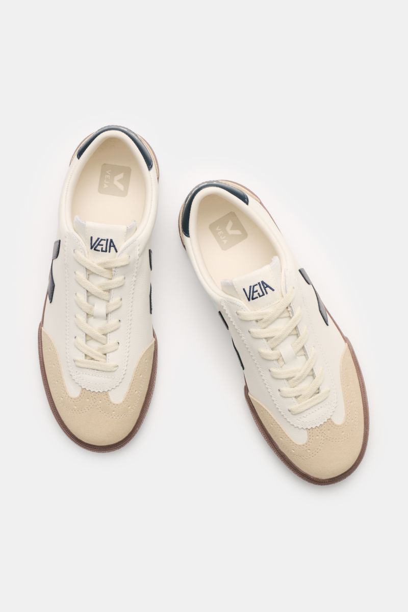 Top-down view of Veja Sneaker 'Volley O.T. Leather' weiß/navy/beige made of smooth O.T. leather with suede overlays, round toe, six-eye lacing, V-Overlay, padded collar with logo, logo patch on tongue, textile lining, and flexible recycled rubber sole.