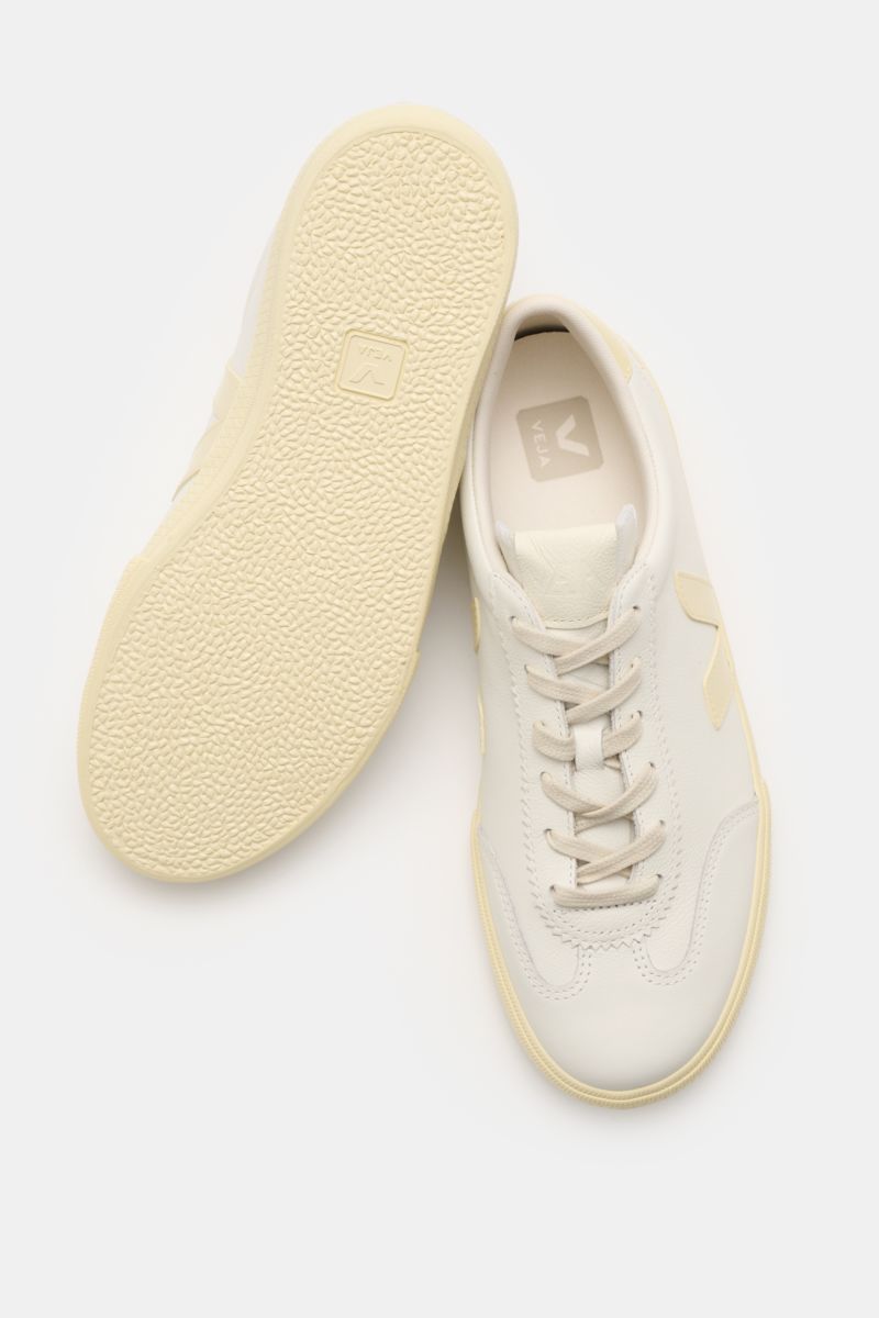 Veja Sneaker 'Volley O.T. Leather' weiß/creme, Front- und Sohlenansicht, fein genarbtes Organic Traced Leder, Gummisohle mit Recycling-Anteil.