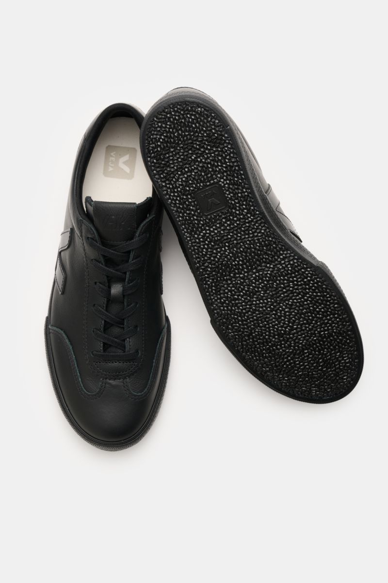 Veja Sneaker 'Volley O.T. Leather' schwarz, frontal und Sohle sichtbar, aus fein genarbtem Organic Traced Leder, Gummisohle mit Recycling-Anteil.
