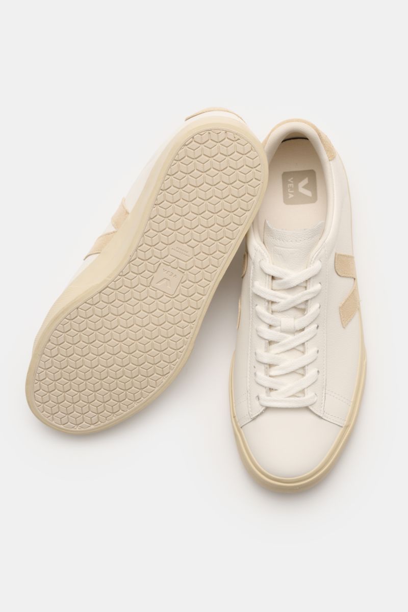 Veja Sneaker 'Campo' weiß/beige, chromfrei gegerbtes Rindsleder, Velours-Overlays, V-Form, runde Kappe, Sieben-Loch-Schnürung, flexible Gummisohle, von oben fotografiert.