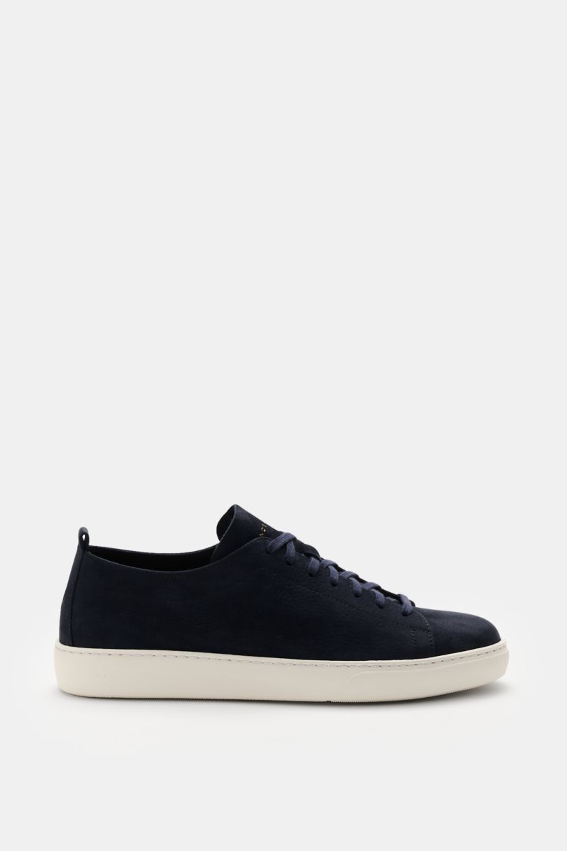 Side view of Henderson Sneaker 'Thomas' navy in soft brushed leather with seven-hole lacing, round toe, leather lining, logo embossing, pull tabs, and white rubber sole. Ultra leichte handwerkliche Perfektion: Der Sneaker 'Thomas' von HENDERSON aus gebürt