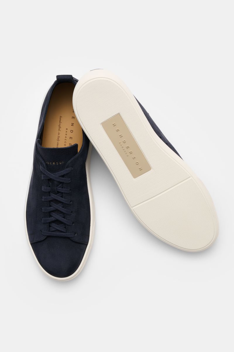 Top and sole view of Henderson Sneaker 'Thomas' navy in soft brushed leather with round toe, seven-hole lacing, and rubber sole.

The Henderson Sneaker 'Thomas' navy is shown from a top-down perspective and a sole view, highlighting its ultra-light crafts