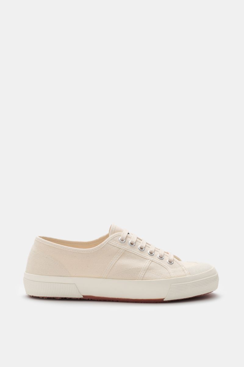 Superga Sneaker 'Militaire Re-Edition' creme/offwhite seitlich fotografiert, Canvas, runde Kappe, 6-Loch-Schnürung, Naturkautschuksohle, Made in Italy.