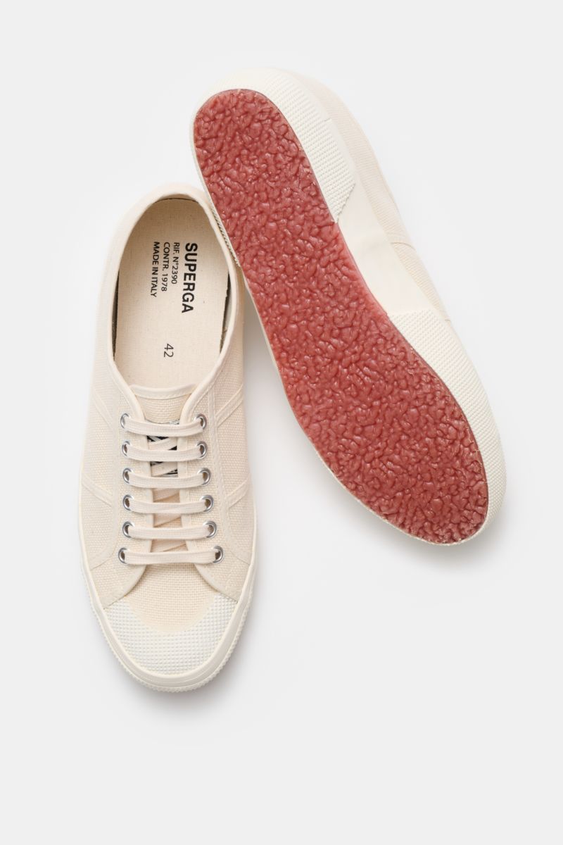 Superga Sneaker 'Militaire Re-Edition' creme/offwhite von oben fotografiert, zeigt Canvas, runde Kappe, 6-Loch-Schnürung, rote Sohle, Made in Italy.