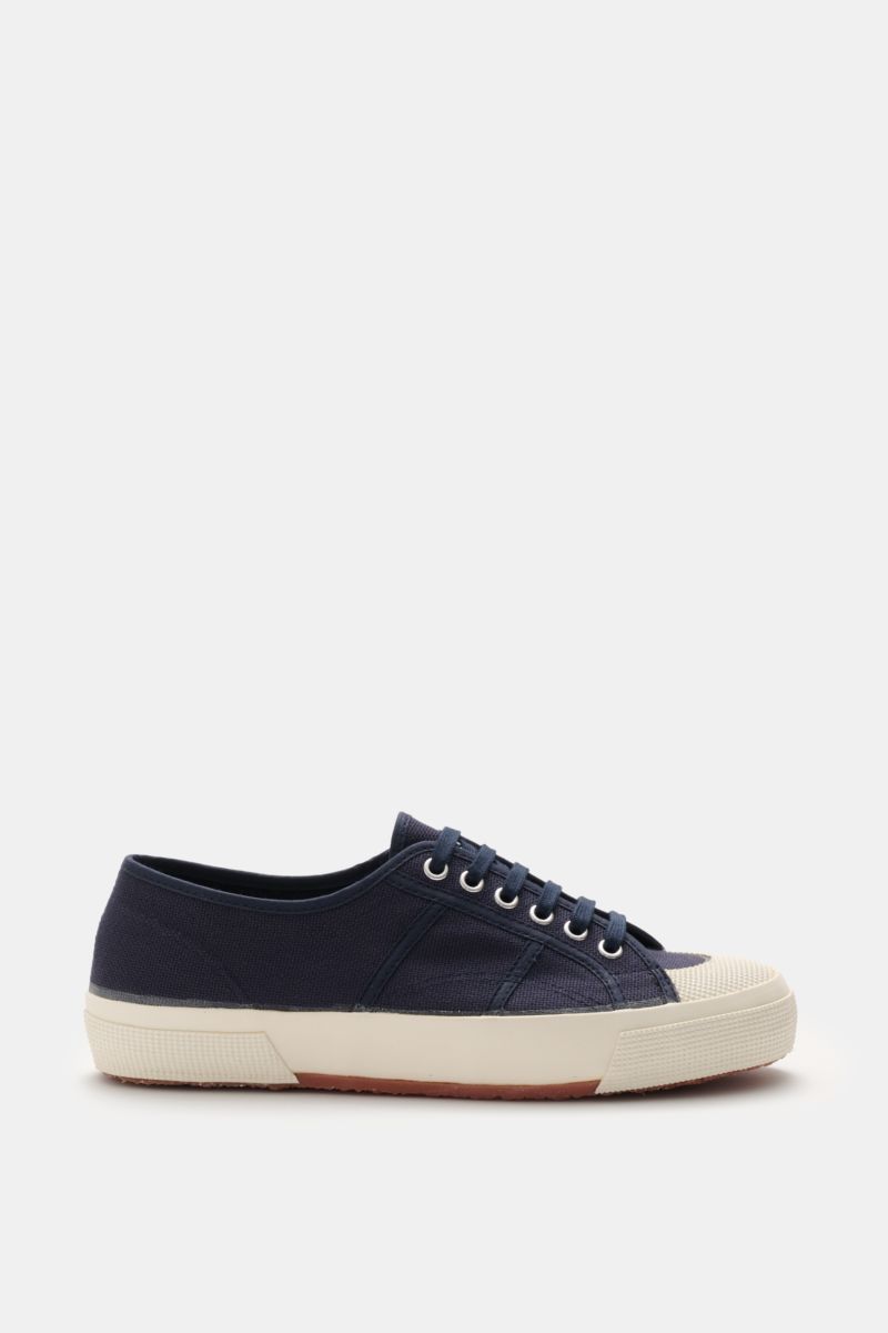 Superga Sneaker 'Militaire' navy/offwhite shown from the side, canvas cotton with round toe, six-eyelet lacing, reinforced rubber cap, flexible sole.