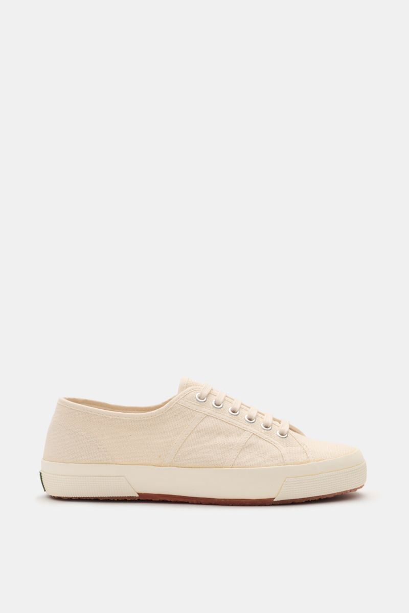 Side view of Superga Sneaker 'Cotu Classic' creme/offwhite, timeless Italian design with robust cotton canvas, six-eyelet lacing, cotton lining, and flexible rubber sole.