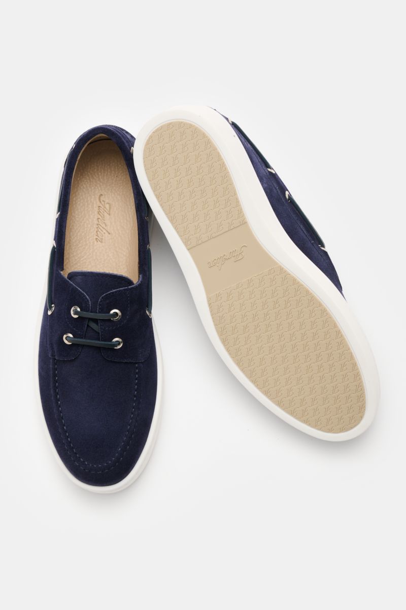 Aurélien Loafer 'Boat Sneaker' navy, aus schmal zulaufendem Veloursleder mit markanter Naht, ledernem Innenfutter und flexibler Gummisohle, von oben und unten fotografiert.