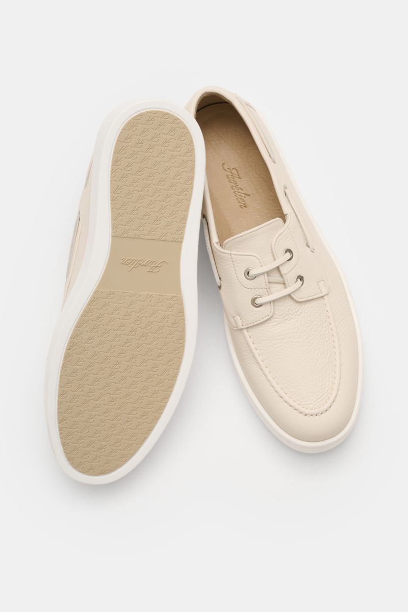Aurélien Bootsschuh 'Boat Sneaker' creme, genarbtes Leder, schmale Silhouette, Naht auf Vorderkappe, Lederfutter, flexible Gummisohle, von oben fotografiert.