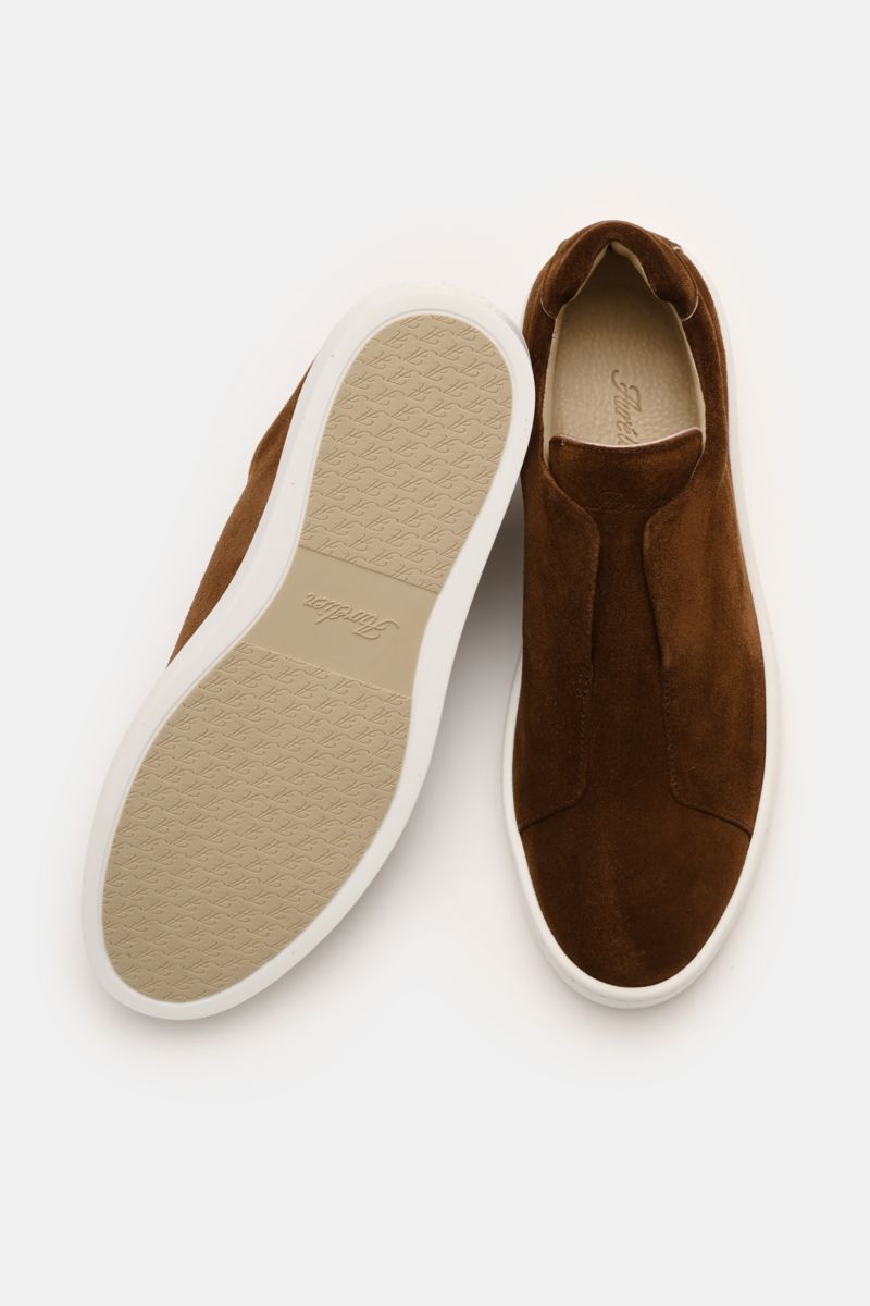 Brauner Aurélien Slip-on-Sneaker aus softem Veloursleder mit runder Vorderkappe, elastischen Bändern, hohem Schaftrand und flexibler Gummisohle, von oben fotografiert.