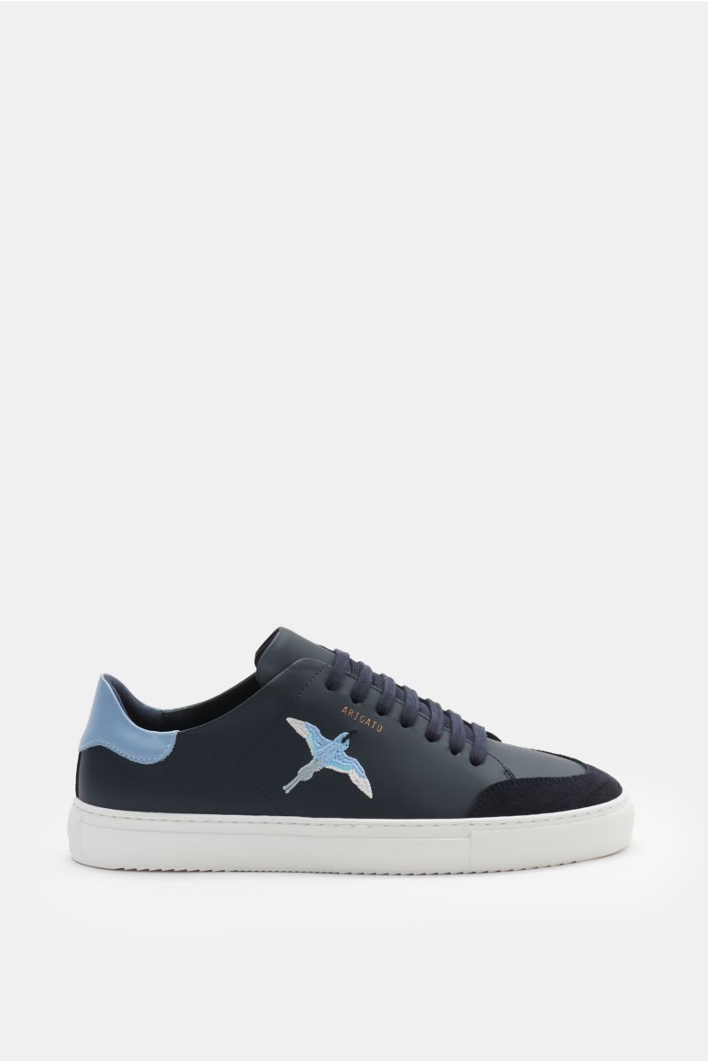 Axel Arigato Sneaker 'Clean 90' navy, Seitenansicht, edles Glattleder, Kolibri-Stickerei, Veloursleder-Overlay, goldene Prägung, flexible Gummisohle.