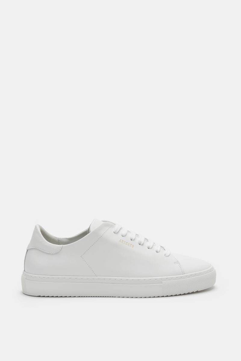 Axel Arigato Sneaker 'Clean 90' weiß aus hochwertigem Glattleder, seitliche Ansicht mit runder Vorderkappe, goldfarbener Prägung, gepolstertem Schaftrand, Lederfutter und flexibler Gummisohle.