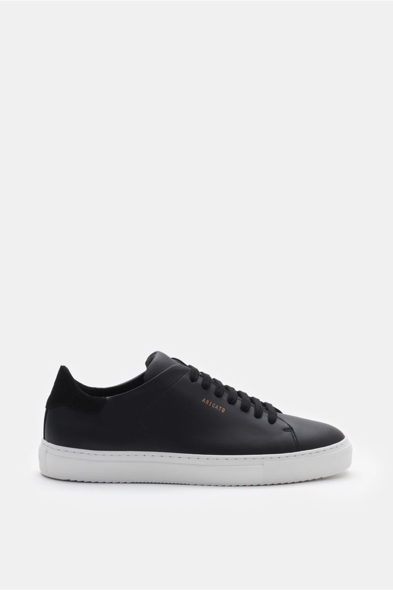 Axel Arigato Sneaker 'Clean 90' schwarz, seitliche Ansicht, puristisches Glattleder mit Veloursleder-Detail, runde Kappe, Sieben-Loch-Schnürung, goldfarbene Prägung, gepolsterter Schaftrand, Lederinnenfutter, flexible Gummisohle.