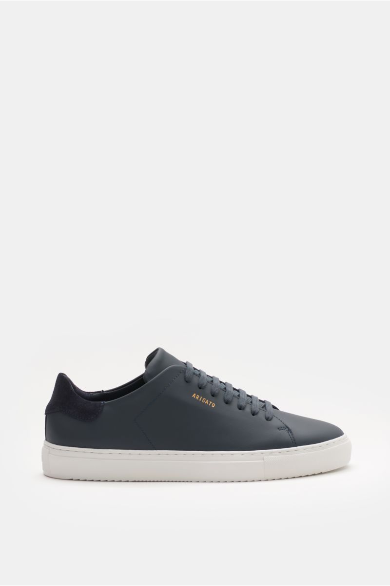 Axel Arigato Sneaker 'Clean 90' navy seitlich fotografiert, Glattleder mit Veloursleder-Detail, goldene Prägung, weiße Sohle.