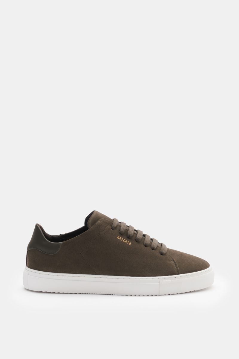 Axel Arigato Sneaker 'Clean 90' graubraun aus edlem Veloursleder, sieben-Loch-Schnürung, goldfarbene Prägung, flexible Sohle, Seitenansicht.