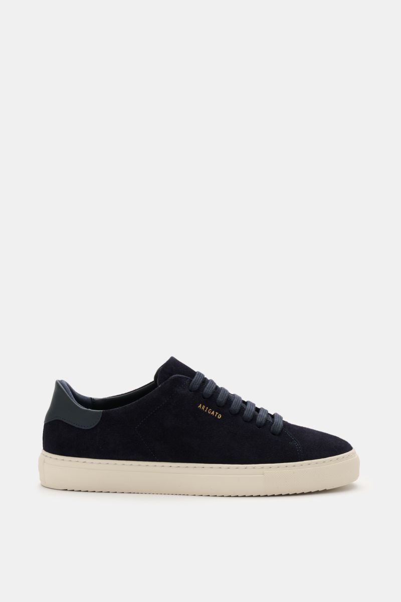 Axel Arigato Sneaker 'Clean 90 Suede' navy seitlich fotografiert, edles Veloursleder, runde Vorderkappe, goldene Prägung, sieben Loch Schnürung, gepolsterter Schaftrand, Lederfutter, flexible Gummisohle.