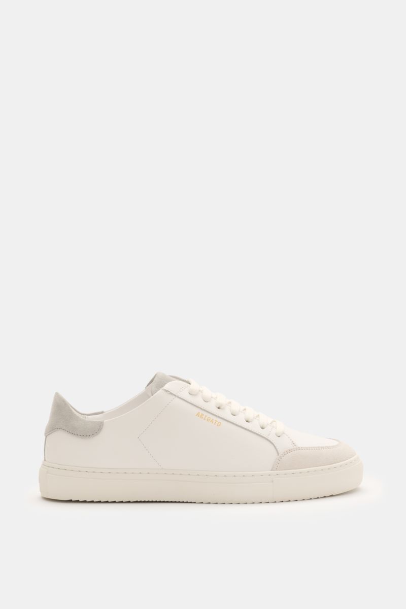 Axel Arigato Sneaker 'Clean 90' weiß shown from the side, featuring high-quality smooth leather, suede overlays, round toe, seven-eyelet lacing, gold label embossing, padded collar, leather lining, and flexible rubber sole. Mit seinem cleanem skandinav