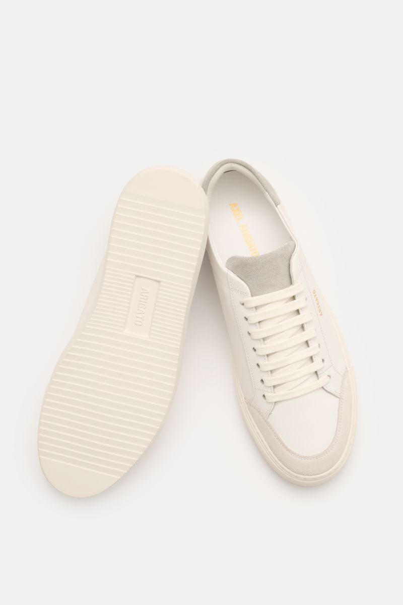 Axel Arigato Sneaker 'Clean 90' weiß shown from top and sole view, clean Scandinavian design with smooth leather, suede overlays, round toe, seven-eyelet lacing, gold label embossing, padded collar, leather lining, flexible rubber sole. Mit seinem clea