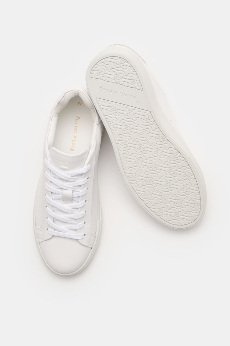 Top view of Filling Pieces Sneaker 'Tiebreak Core' weiß low-top sneaker in white smooth leather with round toe, seven-eyelet lacing, embossed label tongue, padded collar with logo, leather lining, and flexible rubber sole.

Sportiver Allrounder: Der Lo
