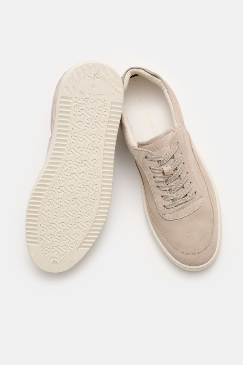 Filling Pieces Sneaker 'Mondo Suede' sand, seitlich von oben fotografiert, Veloursleder, runde Kappe, gepolsterter Schaftrand, Gummisohle.