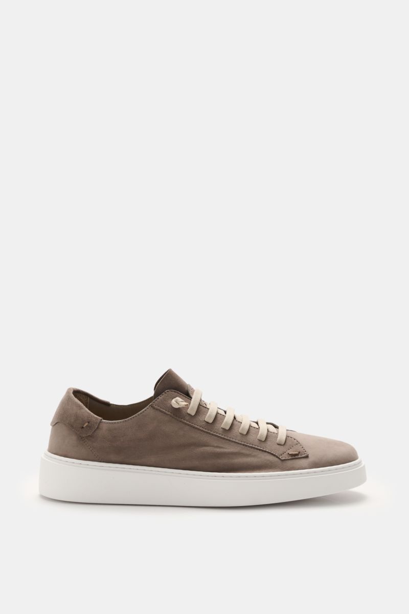 Fabiano Ricci Sneaker taupe shown from the side, made of soft taupe veloursleder with elastic seven-eyelet lacing, round toe cap, leather lining, antibacterial memory foam insole, lightweight white sole, slip-on style, logo embossed tongue, handmade in It