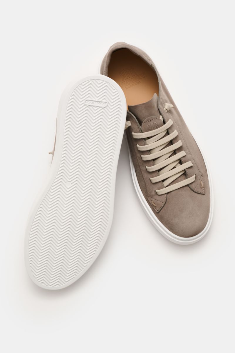 Top view of Fabiano Ricci Sneaker taupe in soft velour leather with round toe, seven-hole elastic lacing, white sole, and leather lining.

Description: Schnell und easy angezogen ist dieser entspannte Sneaker der Schuhmanufaktur FABIANO RICCI aus weich