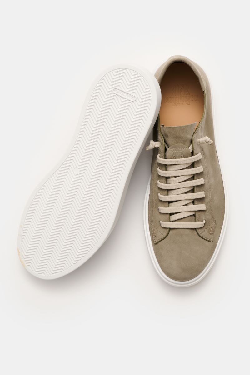 Top view of Fabiano Ricci Sneaker salbei in soft velour leather with round toe, seven-hole elastic lacing, logo-embossed tongue, leather lining, and white sole.

Description: Schnell und easy angezogen ist dieser entspannte Sneaker der Schuhmanufaktur 
