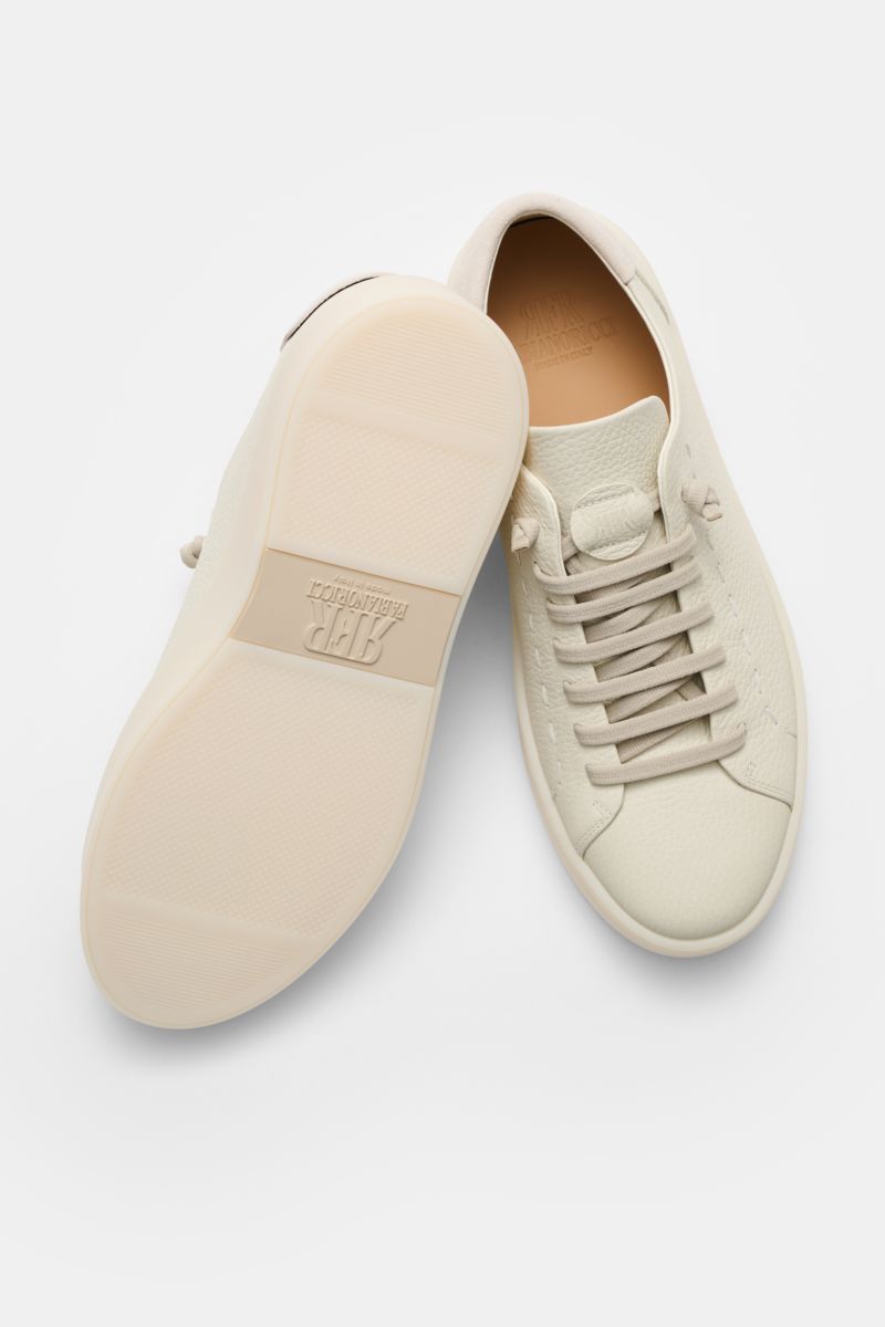 Top view of Fabiano Ricci Sneaker creme showing soft textured leather, round toe, elastic slip-on lacing, and outsole details.

Schnell und easy angezogen ist dieser entspannte Sneaker der Schuhmanufaktur FABIANO RICCI aus weichem Nappaleder dank seine