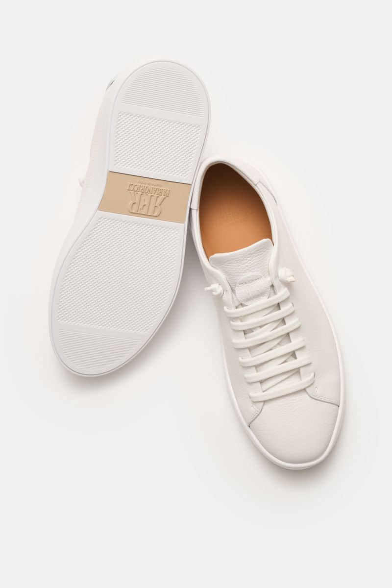 Fabiano Ricci Sneaker weiß shown from top and sole view, made of soft grained leather with round toe, seven-hole elastic lacing, logo-embossed tongue, mesh lining, removable padded insole, and flexible rubber sole. 